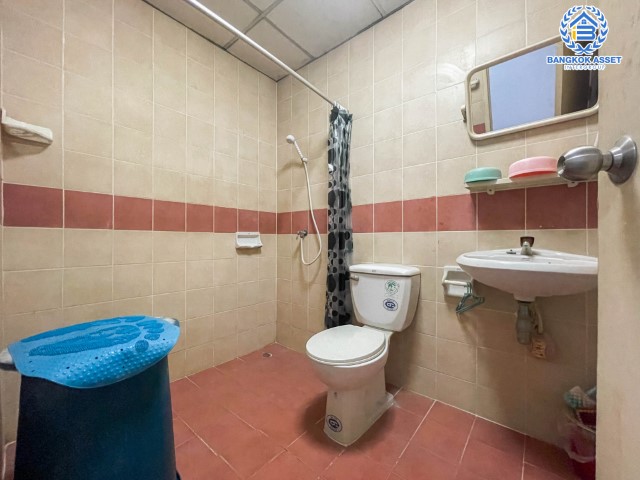 *****ทาวน์เฮ้าส์มือสอง ม.เคซี รามอินทรา3 หทัยราษฎร์ เนื้อที่กว้าง 16.10 ตร.ว. ฟังก์ชัน 2 ห้องนอน 2 ห้องน้ำ 1 ที่จอดรถ สภาพดีพร้อมเข้าอยู่ ใกล้ตลาดประจำหมู่บ้าน โครงการบนทำเลเดินทางสะดวก เชื่อมต่อถนนรามอินทรา ถนนคู้บอน ถนนหทัยราษฎร์  ใกล้จุดขึ้นทางด่วน "จุติโชติ"